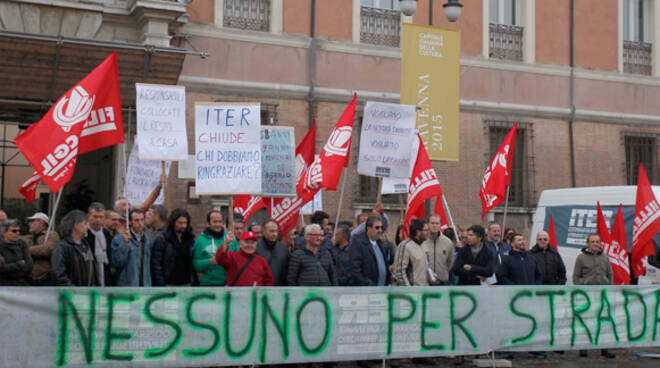 Il presidio dei lavoratori davanti alla Prefettura il 5 novembre