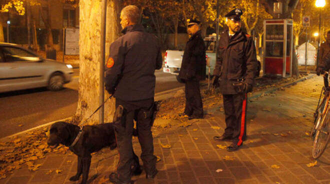 L'azione dei Carabinieri con il cane antidroga (foto Corelli)