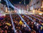 Piazza Cavour piena di gente la notte di San Silvestro per salutare l'arrivo del nuovo anno