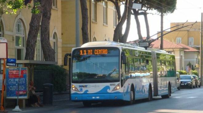 Una delle linee di autobus pubblici riminese, in questi giorni al centro di polemiche per l'atteggiamento dei controllori