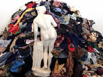 Pistoletto, Venere degli stracci, 1967, cemento, stracci e mica, cm 150x250x100