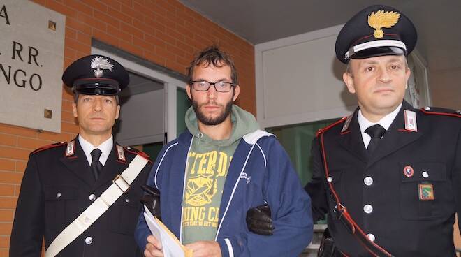 Si presentava con un distintivo della Polizia, era una truffa