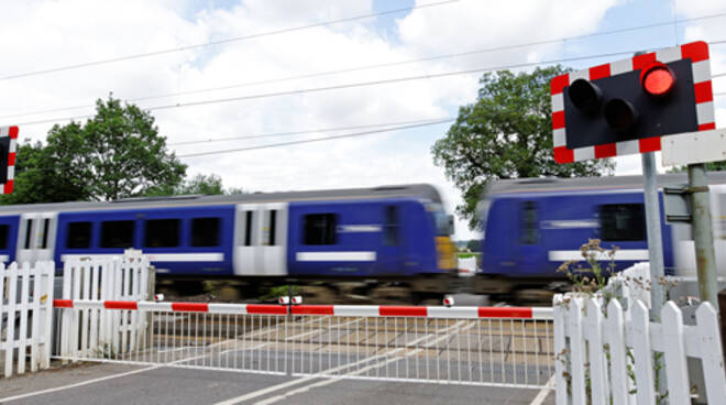 Solarolo: passaggio a livello chiuso per 20 minuti. Bloccato l'intero paese  per un treno merci 