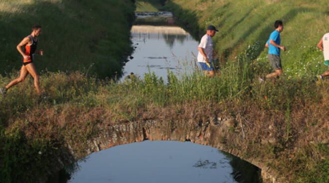 L'Urban Trail si snoda su due percorsi di 7 e 16 km che toccano le vie d'acqua di Ravenna