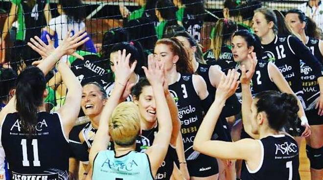 Volley Club Cesena festeggia dopo la vittoria contro Montale