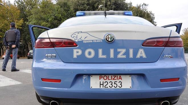 Una volante della Polizia è accorsa sul luogo del crimine dopo la segnalazione di una giovane (foto d'archivio)