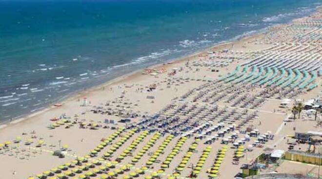 Sulle spiagge romagnole gli stabilimenti balneari la fanno da padroni (foto d'archivio)