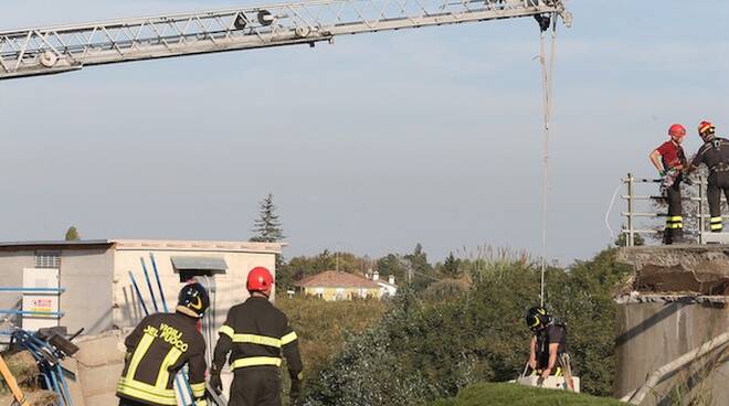 Un'immagine dei soccorsi dopo il crollo del ponte alla chiusa di San Bartolo