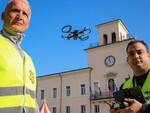 Un'immagine del drone con i piloti del Comune