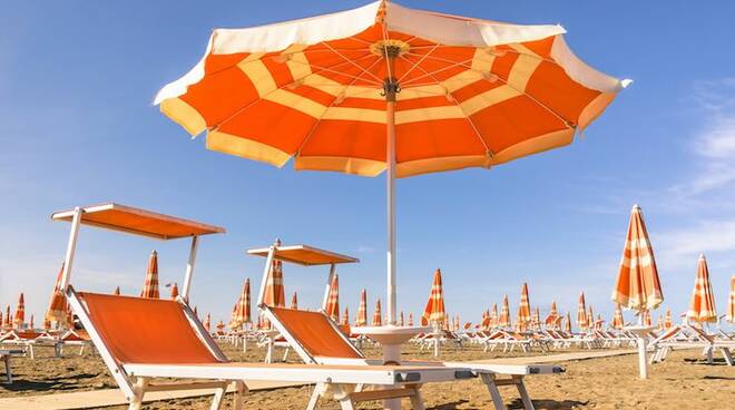 Perché l'ombrellone in spiaggia è indispensabile