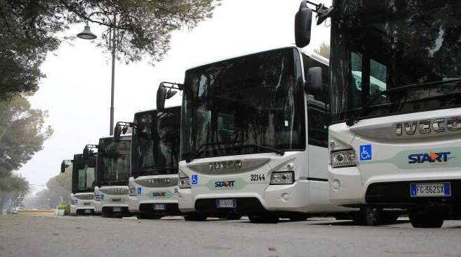 Alcuni autobus Start Romagna (foto di archivio)