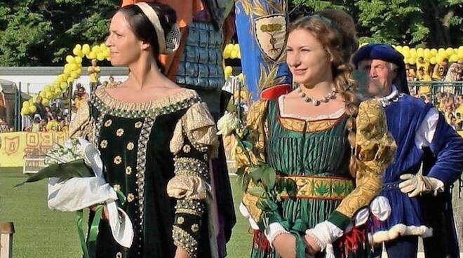 Dame del Rione Verde al Palio del Niballo (immagine archivio)