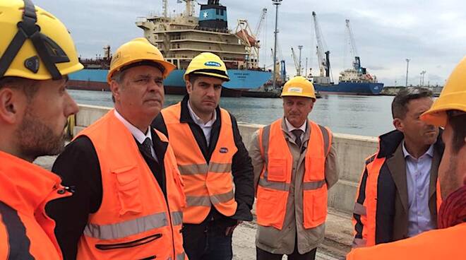 Un'immagine della visita di Achille Variati con il sindaco Michele de Pascale al porto di Ravenna