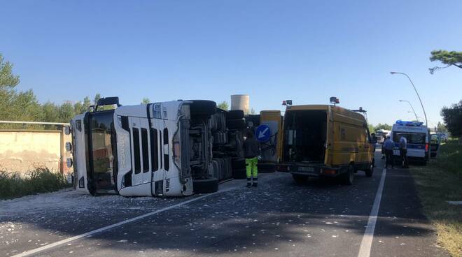 camion ribaltato via trieste