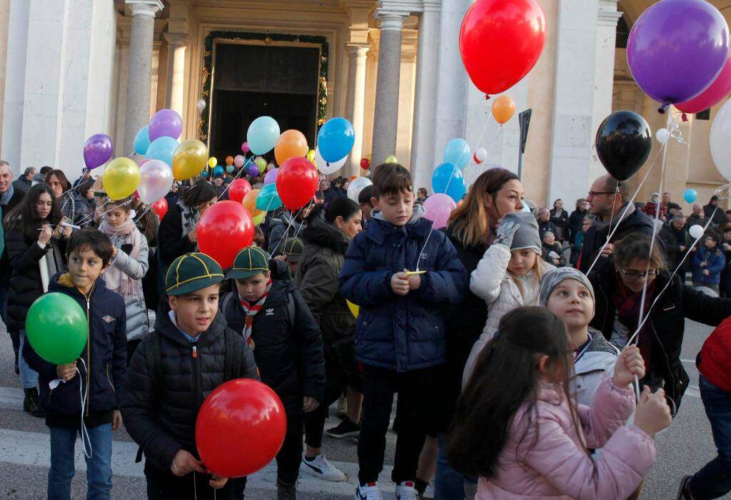 https://www.romagnanotizie.net/photogallery_new/images/2019/12/fiorita-dei-bambini-un-mare-di-palloncini-biodegradabili-invade-il-duomo-di-ravenna-162613.jpg