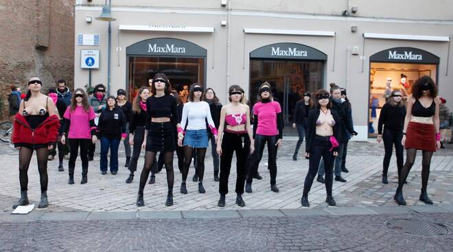 flashmob "Un violador en tu camino" in centro a Ravenna