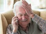 anziani al telefono
