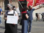 I lavoratori di mense scolastiche e pulizie aziendali protestano in piazza del Popolo a Ravenna