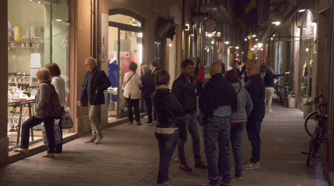 Ravennati a passeggio per il centro storico durante la prima serata di Ravenna Bella di Sera