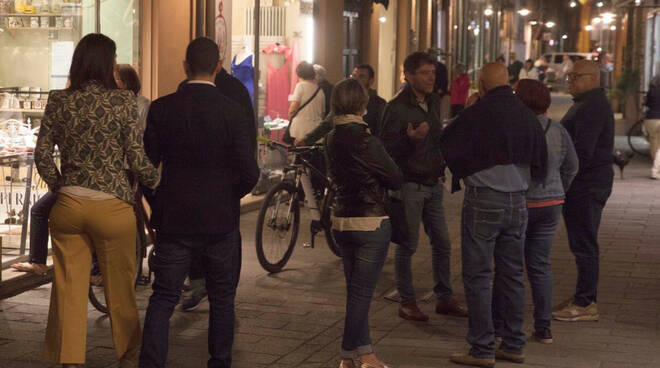 Ravennati a passeggio per il centro storico durante la prima serata di Ravenna Bella di Sera