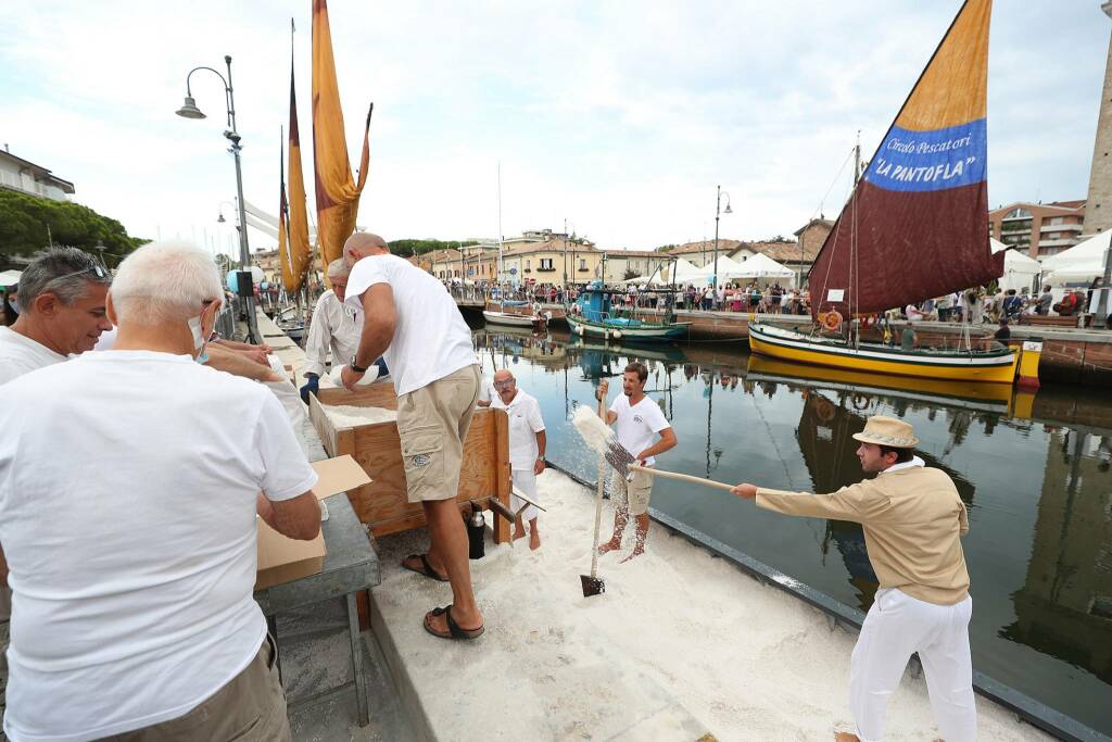 Cervia, tanta gente in fila ordinata per la Rimessa del Sale a Sapore di Sale 2021