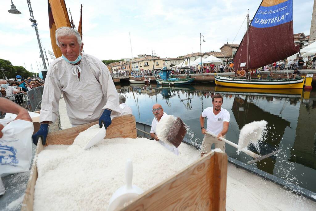 Cervia, tanta gente in fila ordinata per la Rimessa del Sale a Sapore di Sale 2021