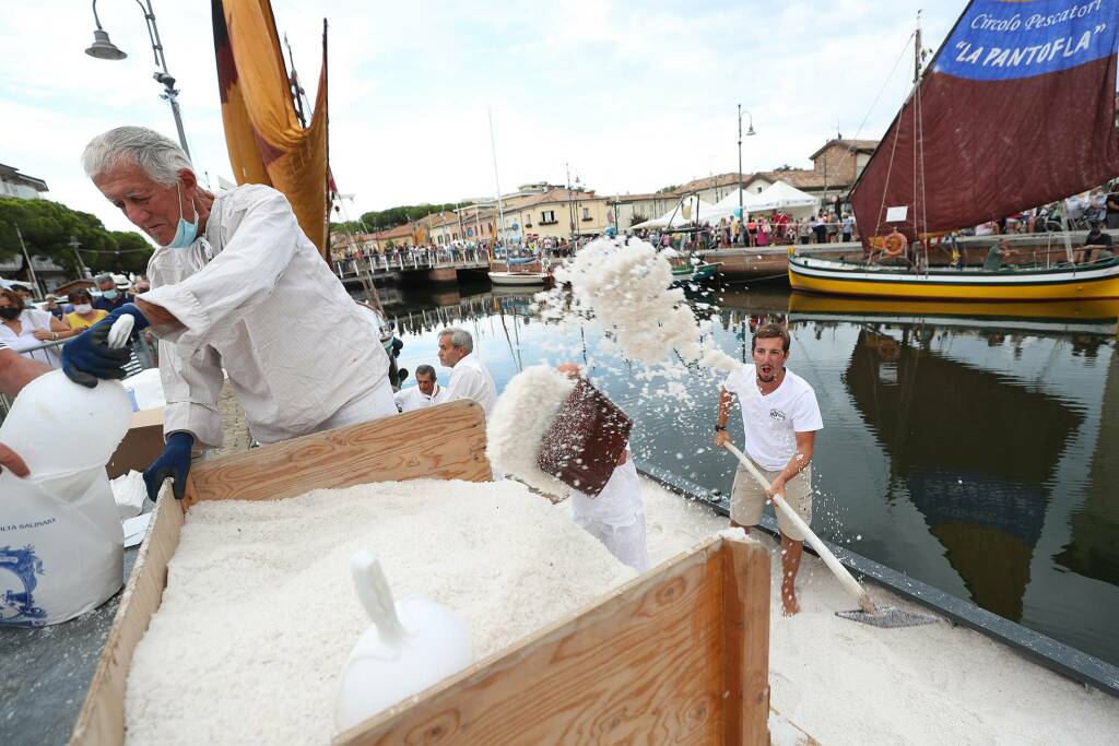 Cervia, tanta gente in fila ordinata per la Rimessa del Sale a Sapore di Sale 2021