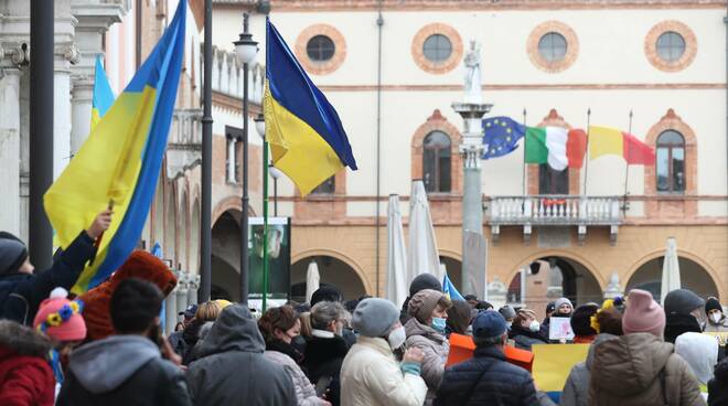 ucraini in piazza del popolo contro l'invasione russa