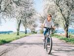 bici - primavera- pedalata - donna 