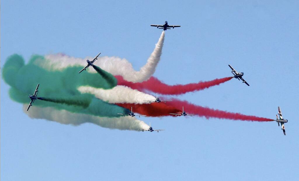 Lo spettacolo delle Frecce Tricolori incanta i bagnanti di Punta