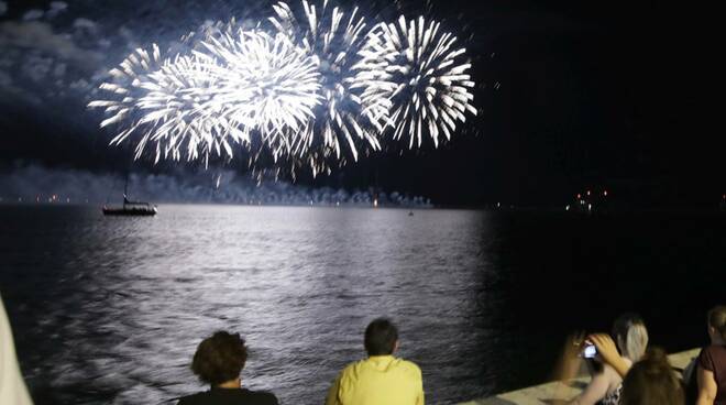Turisti e ravennati incantati dal grande spettacolo dei fuochi d’artificio sui lidi, per Sant’Apollinare