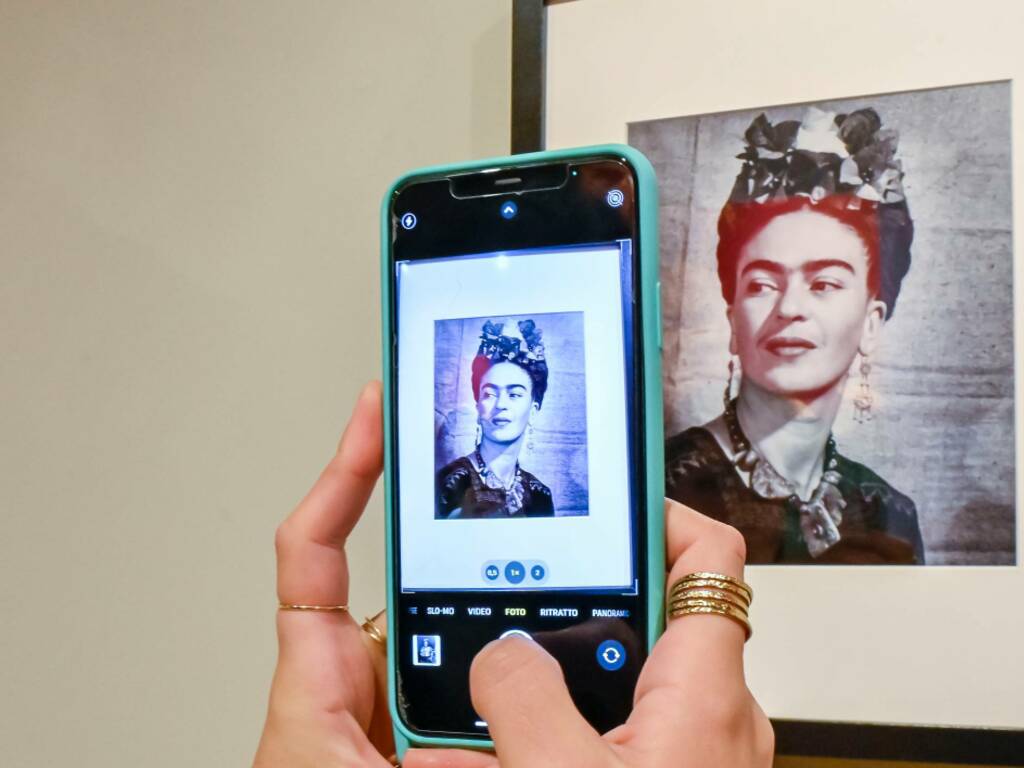 Aperta a Riccione la mostra fotografica su Frida Kahlo Una vita per  immagini 