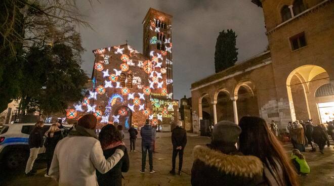 video proiezioni dedicate a Dante sulla basilica di San Francesco