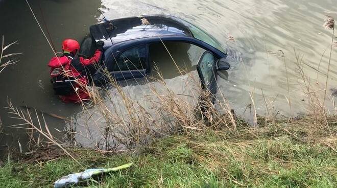 auto nel canale montanletto di cervia 