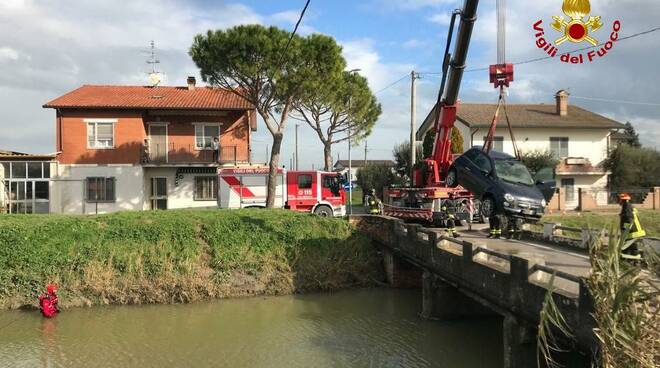 auto nel canale montanletto di cervia 