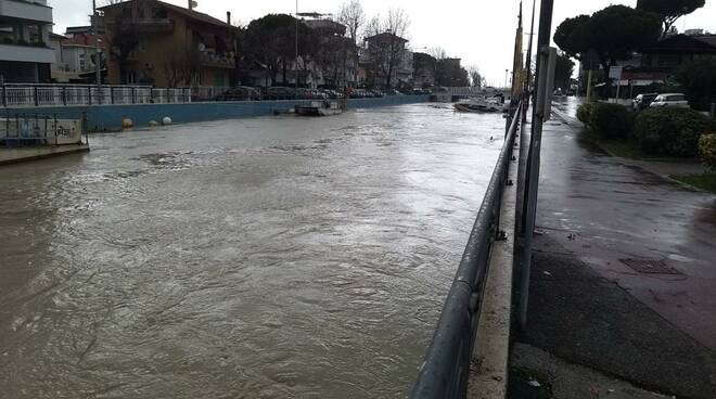 Emergenza a Riccione: chiusi sottopasso del porto e ponte di viale San Lorenzo, acqua alta in via Murano