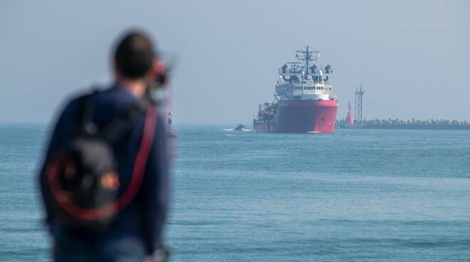 Ocean Viking, sbarco dei migranti a Ravenna