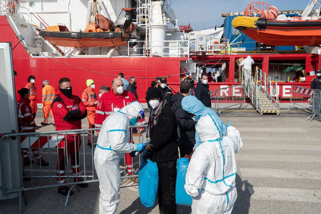 Ocean Viking, sbarco dei migranti a Ravenna