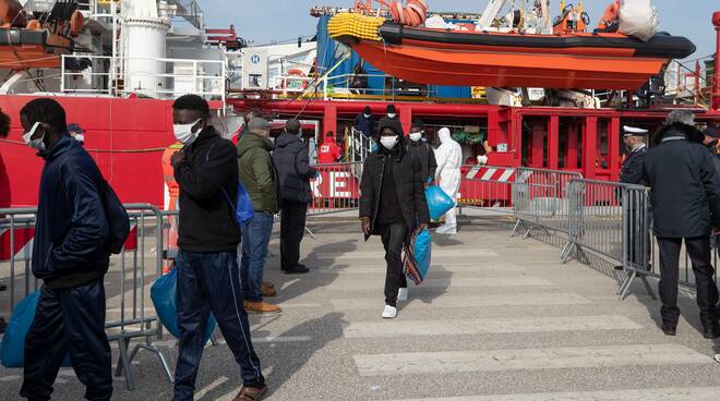 Ocean Viking, sbarco dei migranti a Ravenna