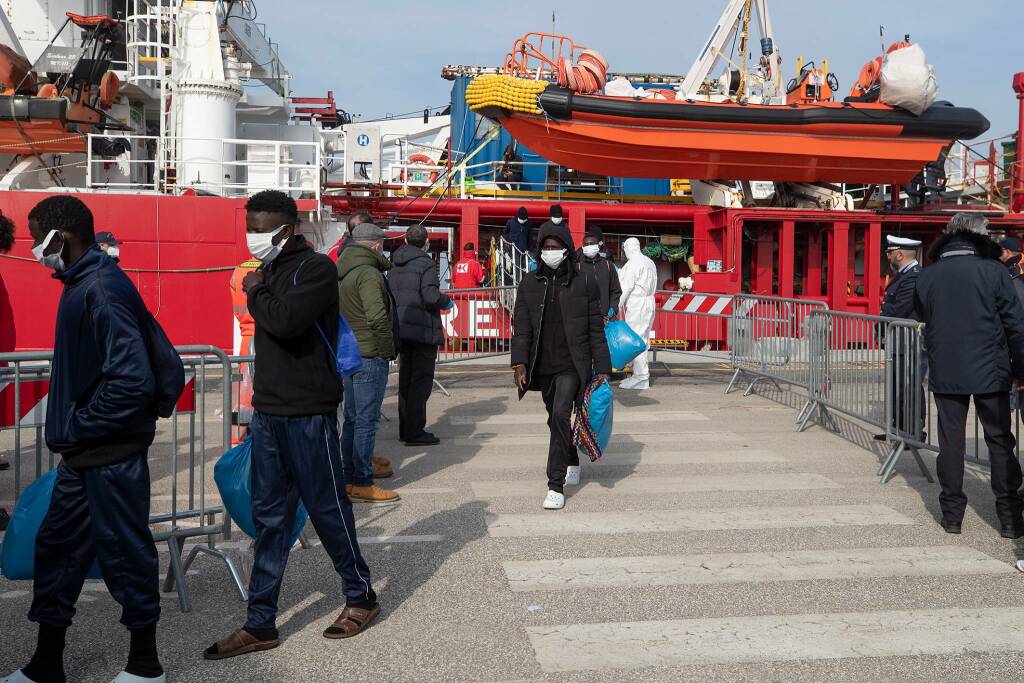 Ocean Viking, sbarco dei migranti a Ravenna