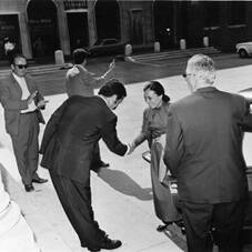 1973. Nguyen Thi Binh, firmataria a Parigi degli accordi di pace come rappresentante del Vietnam del Nord, è accolta a Ravenna dal Presidente della Provincia Decimo Triossi con un inchino perfetto, per poi essere accompagnata nella Sala del Consiglio Pro