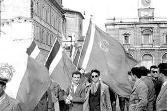 25 aprile 1950. Piazza del Popolo, Decimo Triossi con il nipote Luciano e la bandiera rossa della FGCI.