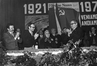 Gennaio 1971. 50° del PCI. Decimo Triossi e Osvaldo Martini (a sinistra) e Gerardo Chiaromonte (a destra) festeggiano Maria Bassi da Solarolo, fondatrice del partito nel 1921