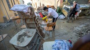 Al lavoro per ripulire Sant'Agata sul Santerno dopo l'alluvione