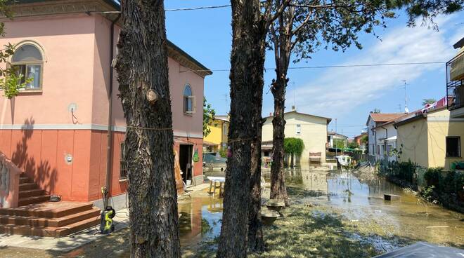 Conselice 27 maggio 2023: a 10 giorni dall'alluvione ancora larga parte del paese è allagata