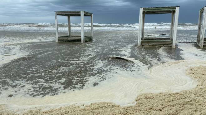 Il mare sale fino agli stabilimenti balneari