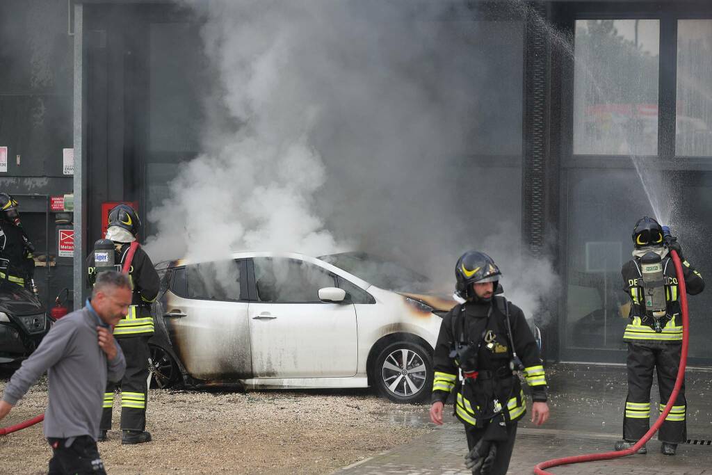 A fuoco un'auto elettrica colpita dall'alluvione alla concessionaria  DestAuto di Fornace Zarattini 