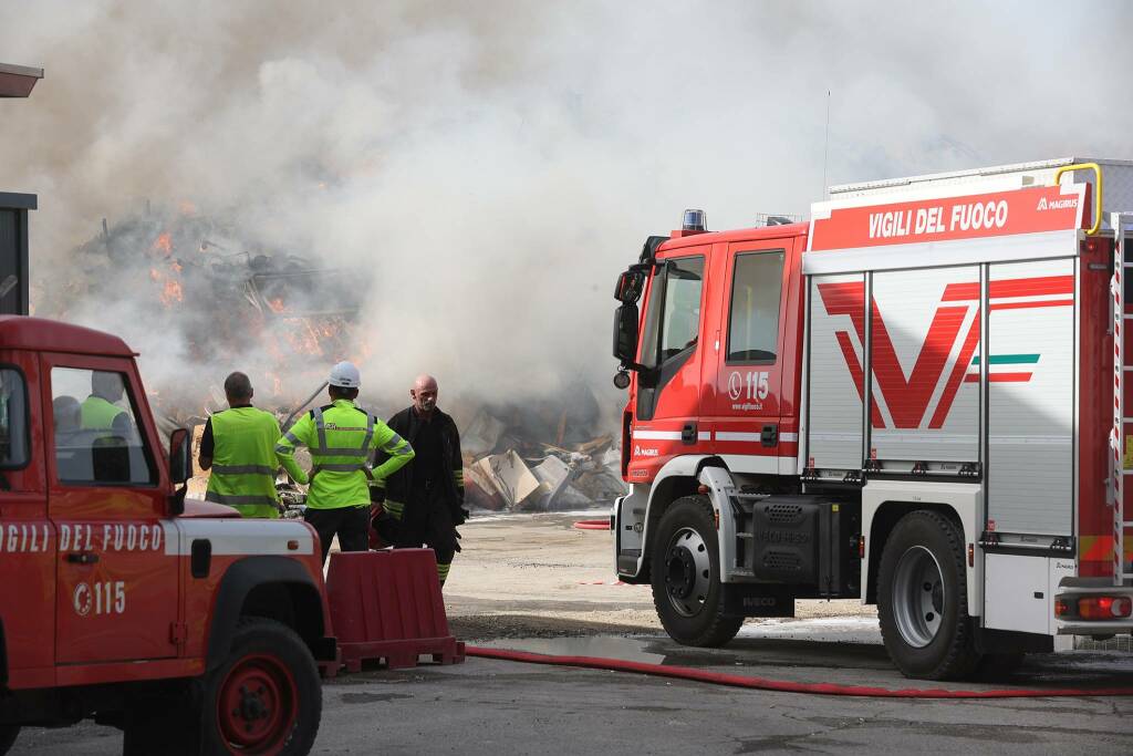 Mezzano: incendio alla discarica temporanea di rifiuti dell'alluvione