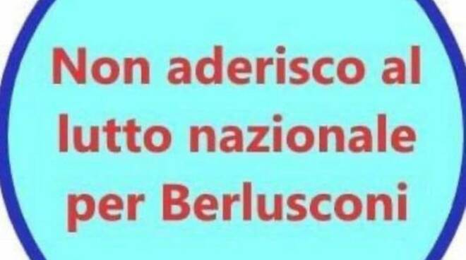 Lutto nazionale per la morte di Berlusconi. Casa delle Donne di Ravenna  toglie lo striscione dal balcone: Non in nostro nome 
