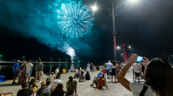 Il cielo di Marina di Ravenna illuminato dai tradizionali fuochi d'artificio  del 15 agosto 